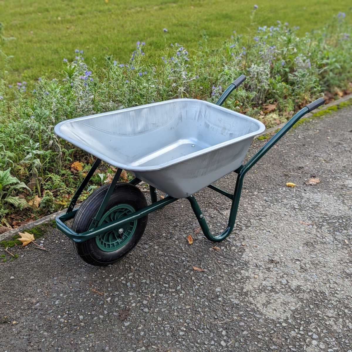 85L Wheelbarrow (Galvanised Metal)